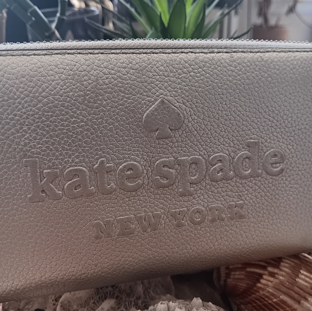 Kate Spade New York Metallic Beige Zip-Around Wallet EUC - Picture 2 of 7